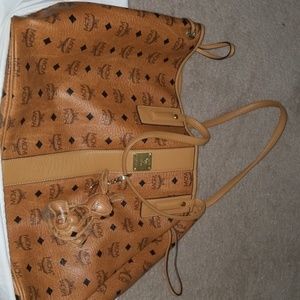 Large reversible MCM bag w/bunny key chain